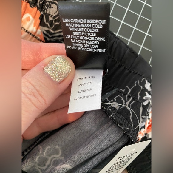 NWT ~ Torrid size 3 ~ Black and Flower Wide Leg pants! - Picture 4 of 9